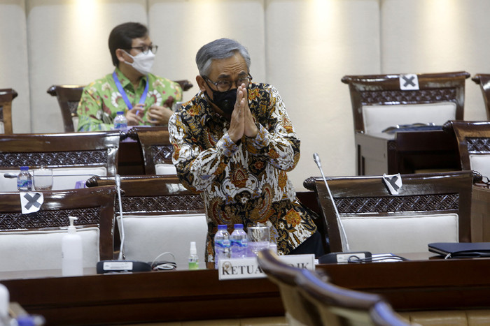 Menkeu Sri Mulyani Indrawati bersama Gubernur BI Perry Warjiyo mengikuti Rapat Kerja dengan Komisi XI DPR di Kompleks Parlemen, Jakarta, Rabu (2/6/2021).