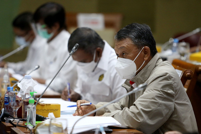 Menteri ESDM Arifin Tasrif mengikuti rapat kerja dengan Komisi VII DPR di Kompleks Parlemen, Jakarta, Rabu (2/6/2021).