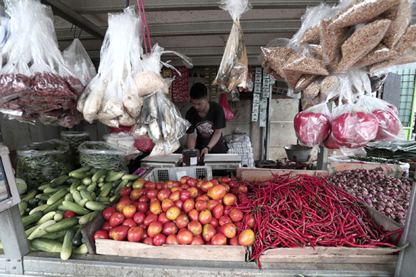 Pedagang melayani pembeli di Pasar Kecapi, Kota Bekasi, Jawa Barat, Rabu (2/6/2021).