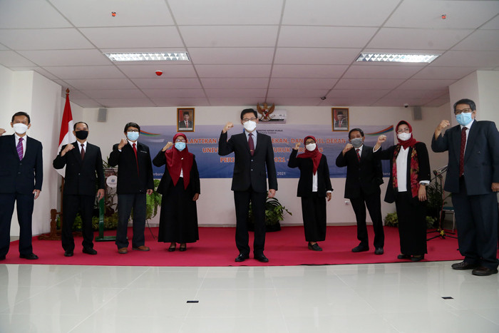 Rektor Universitas Hayam Wuruk Perbanas Surabaya Yudi Sutarso melihat salah satu fasilitas perkuliahan di UHW Perbanas, Surabaya, Rabu (2/6/2021).
