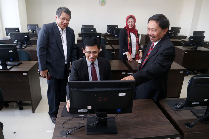 Rektor Universitas Hayam Wuruk Perbanas Surabaya Yudi Sutarso melihat salah satu fasilitas perkuliahan di UHW Perbanas, Surabaya, Rabu (2/6/2021).