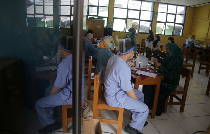 Warga menjalani vaksinasi massal di Kawasan Cilangkap, Jakarta Timur, Rabu (2/6/2021).