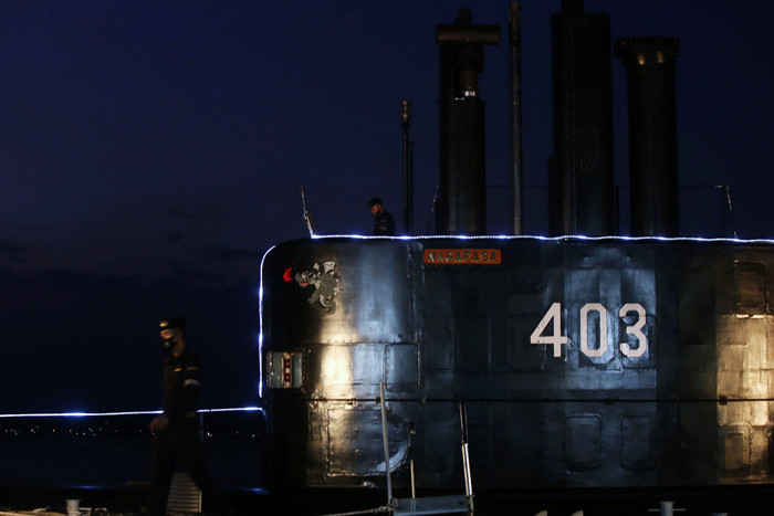 ABK Kapal Selam KRI Nagapasa-403 berada diatas kapal dalam prosesi penurunan bendera merah putih di Dermaga Ujung Madura, Jawa Timur, Kamis (3/6/2021).