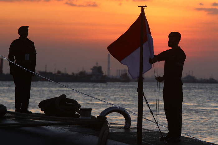 ABK Kapal Selam KRI Nagapasa-403 berada diatas kapal dalam prosesi penurunan bendera merah putih di Dermaga Ujung Madura, Jawa Timur, Kamis (3/6/2021).