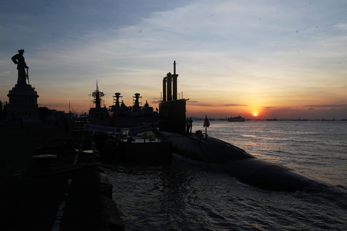 ABK Kapal Selam KRI Nagapasa-403 berada diatas kapal dalam prosesi penurunan bendera merah putih di Dermaga Ujung Madura, Jawa Timur, Kamis (3/6/2021).