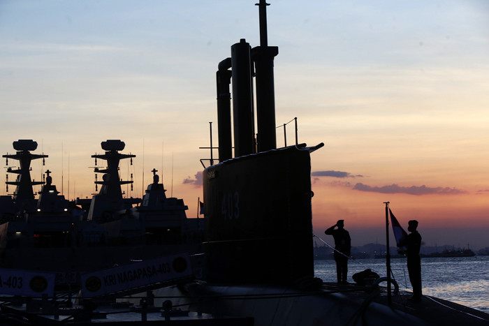 ABK Kapal Selam KRI Nagapasa-403 berada diatas kapal dalam prosesi penurunan bendera merah putih di Dermaga Ujung Madura, Jawa Timur, Kamis (3/6/2021).