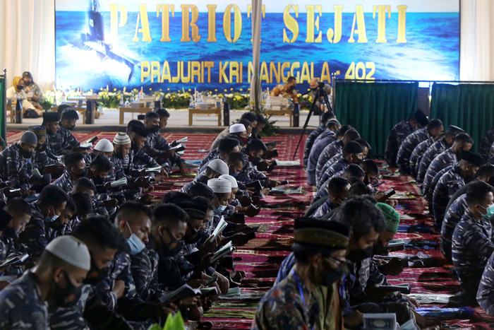 Kepala Staf Angkatan Laut Laksamana TNI Yudo Margono membacakan Surat Yasin untuk korban KRI Nanggala-402 ketika doa bersama di Surabaya, Kamis (3/6/2021).