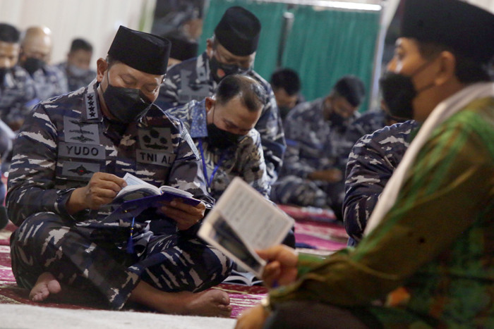 Kepala Staf Angkatan Laut Laksamana TNI Yudo Margono membacakan Surat Yasin untuk korban KRI Nanggala-402 ketika doa bersama di Surabaya, Kamis (3/6/2021).