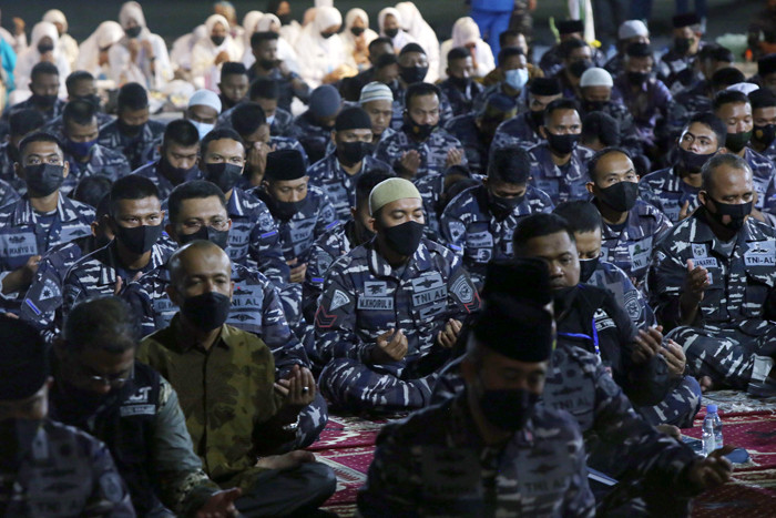 Kepala Staf Angkatan Laut Laksamana TNI Yudo Margono membacakan Surat Yasin untuk korban KRI Nanggala-402 ketika doa bersama di Surabaya, Kamis (3/6/2021).