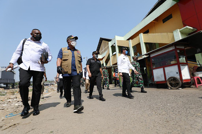 Kepala Badan Nasional Penanggulangan Bencana Letjen TNI Ganip Warsito melakukan blusukan ke Pasar Bitingan, Kota Kudus, Jawa Tengah, Kamis (3/6/2021).