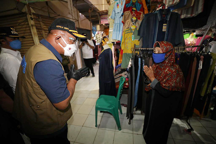 Kepala Badan Nasional Penanggulangan Bencana Letjen TNI Ganip Warsito melakukan blusukan ke Pasar Bitingan, Kota Kudus, Jawa Tengah, Kamis (3/6/2021).
