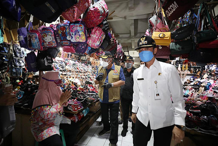 Kepala Badan Nasional Penanggulangan Bencana Letjen TNI Ganip Warsito melakukan blusukan ke Pasar Bitingan, Kota Kudus, Jawa Tengah, Kamis (3/6/2021).