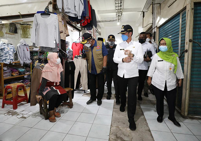 Kepala Badan Nasional Penanggulangan Bencana Letjen TNI Ganip Warsito melakukan blusukan ke Pasar Bitingan, Kota Kudus, Jawa Tengah, Kamis (3/6/2021).