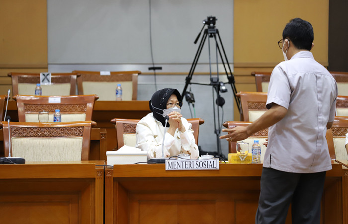 Menteri Sosial Tri Rismaharini mengikuti rapat kerja dengan Komisi VIII DPR di Kompleks Parlemen, Senayan, Jakarta, Kamis (3/6/2021).