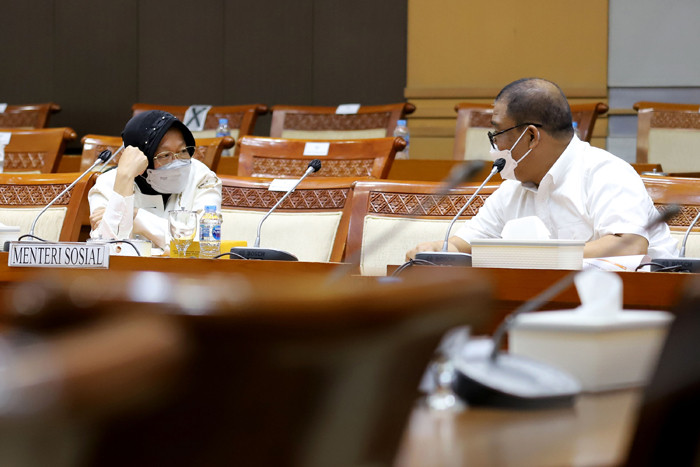 Menteri Sosial Tri Rismaharini mengikuti rapat kerja dengan Komisi VIII DPR di Kompleks Parlemen, Senayan, Jakarta, Kamis (3/6/2021).