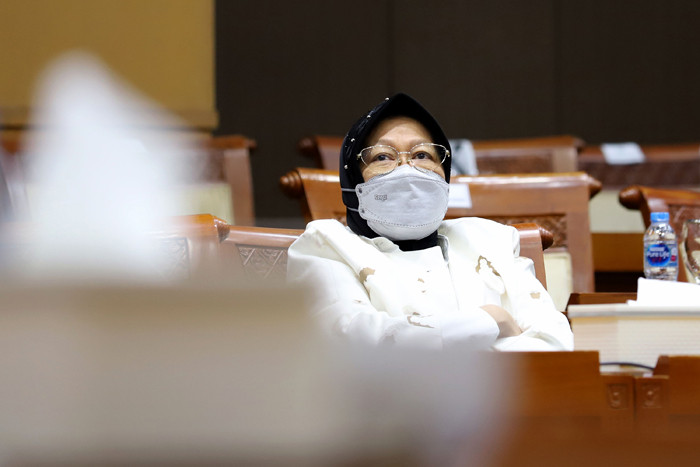 Menteri Sosial Tri Rismaharini mengikuti rapat kerja dengan Komisi VIII DPR di Kompleks Parlemen, Senayan, Jakarta, Kamis (3/6/2021).