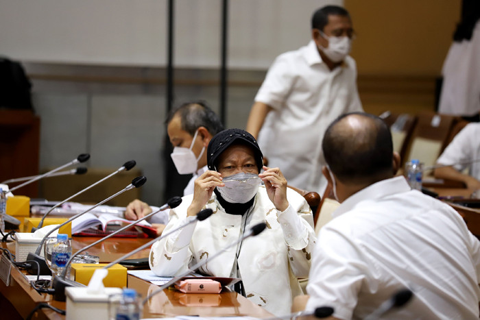 Menteri Sosial Tri Rismaharini mengikuti rapat kerja dengan Komisi VIII DPR di Kompleks Parlemen, Senayan, Jakarta, Kamis (3/6/2021).