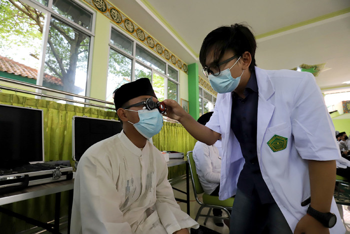 Sejumlah santri melakukan pemeriksaan mata gratis di Pondok Pesantren (Ponpes) Daarul Rahman, Jagakarsa, Jakarta Selatan, Kamis (3/6/2021).