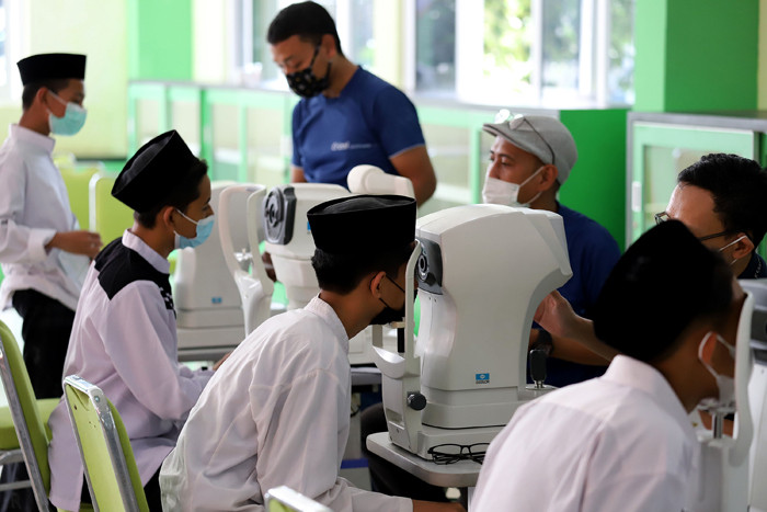 Sejumlah santri melakukan pemeriksaan mata gratis di Pondok Pesantren (Ponpes) Daarul Rahman, Jagakarsa, Jakarta Selatan, Kamis (3/6/2021).