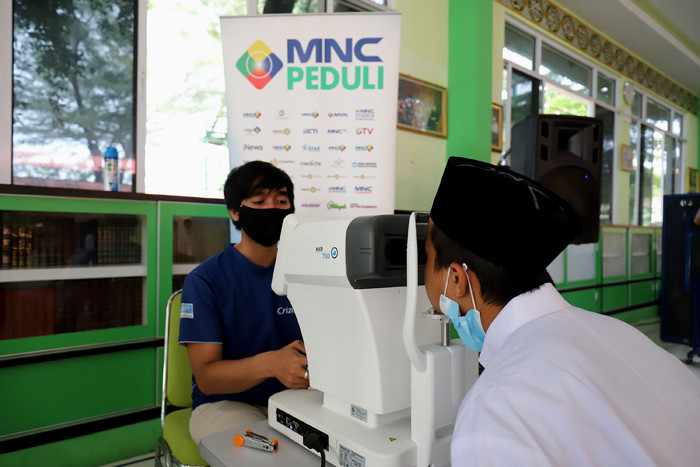 Sejumlah santri melakukan pemeriksaan mata gratis di Pondok Pesantren (Ponpes) Daarul Rahman, Jagakarsa, Jakarta Selatan, Kamis (3/6/2021).