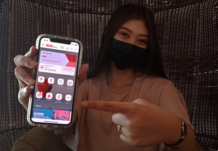 Nasabah sedang melakukan pembelian reksa dana menggunakan OCTO Mobile CIMB Niaga di Jakarta, Kamis (3/6/2021).