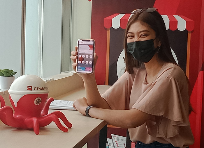 Nasabah sedang melakukan pembelian reksa dana menggunakan OCTO Mobile CIMB Niaga di Jakarta, Kamis (3/6/2021).