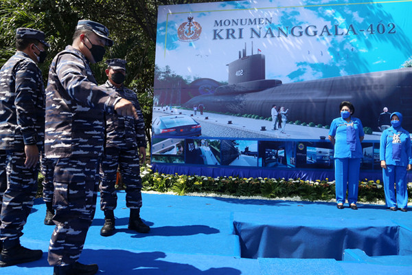 Kepala Staf Angkatan Laut Laksamana TNI Yudo Margono meletakan batu pertama pembangunan Monumen KRI Nanggala-402 di Koarmada II Surabaya, Kamis (3/6/2021).