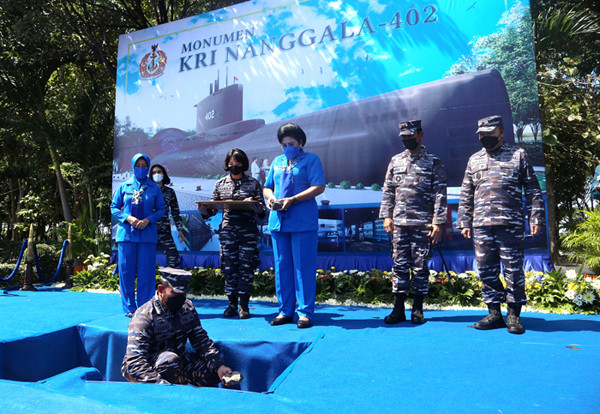 Kepala Staf Angkatan Laut Laksamana TNI Yudo Margono meletakan batu pertama pembangunan Monumen KRI Nanggala-402 di Koarmada II Surabaya, Kamis (3/6/2021).