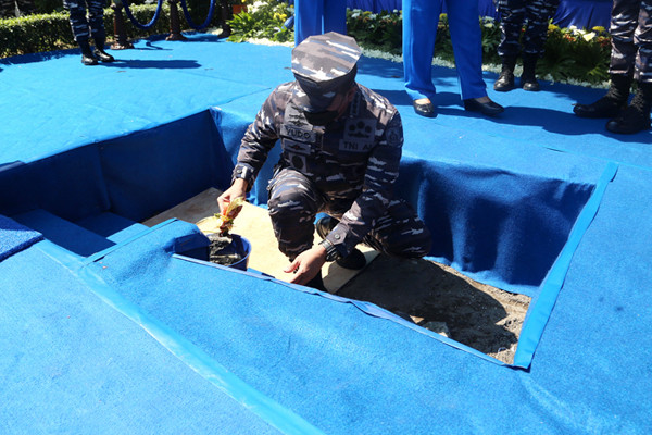 Kepala Staf Angkatan Laut Laksamana TNI Yudo Margono meletakan batu pertama pembangunan Monumen KRI Nanggala-402 di Koarmada II Surabaya, Kamis (3/6/2021).