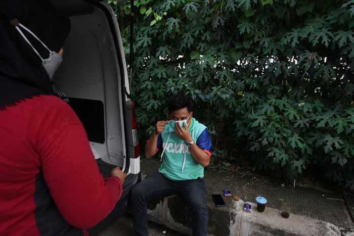 Tim Jumantik membersikan selokan dari tanaman liar agar tidak menjadi sarang nyamuk di Cipinang Melayu, Jakarta Timur, Jumat (4/6/2021).