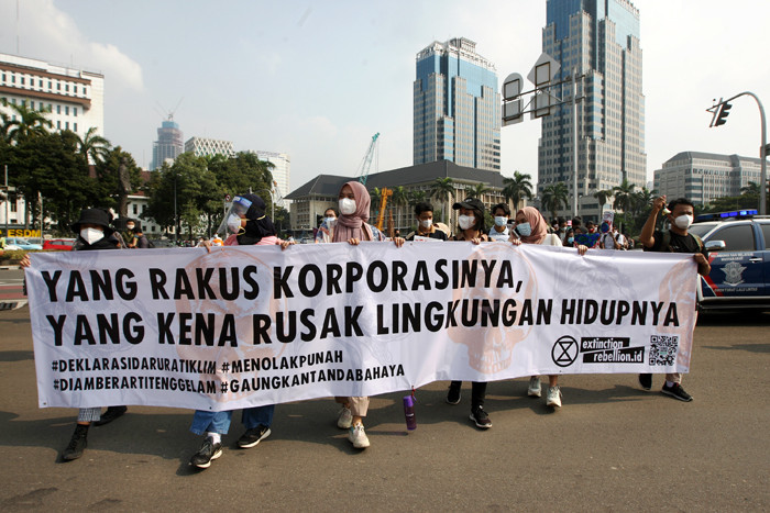 Sejumlah aktivis lingkungan menggelar aksi dalam rangka memperingati Hari Lingkungan Hidup Sedunia di Patung Kuda, Jakarta Pusat, Jumat (4/6/2021).