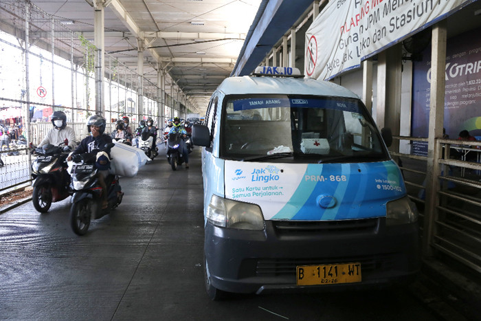 Deretan Angkutan Kota menunggu penumpang di kawasan Stasiun Tanah Abang, Jakarta, Jumat (4/6/2021).