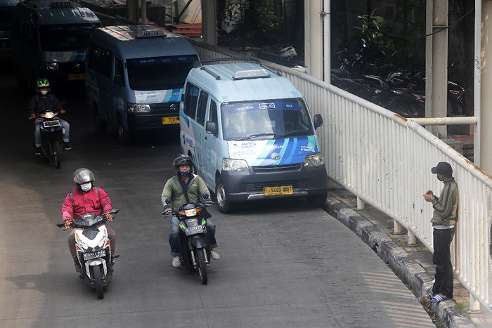 Deretan Angkutan Kota menunggu penumpang di kawasan Stasiun Tanah Abang, Jakarta, Jumat (4/6/2021).