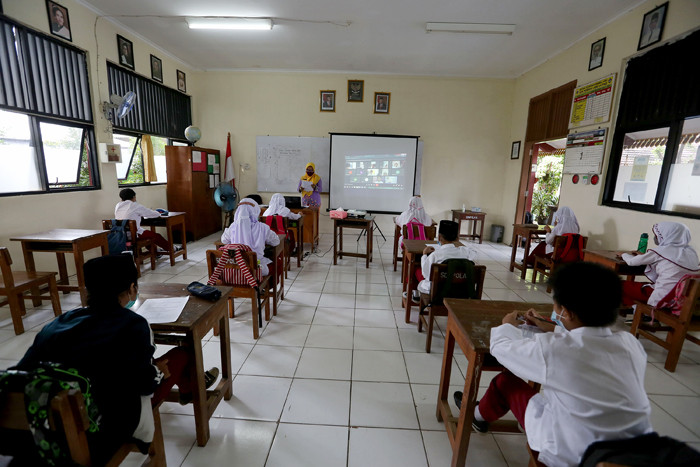 Suasana murid kelas IV mengikuti kegiatan belajar tatap muka dan online di rumah, di SDN Pondok Labu 14 Pagi, Cilandak, Jakarta Selatan, Jumat (4/6/2021).