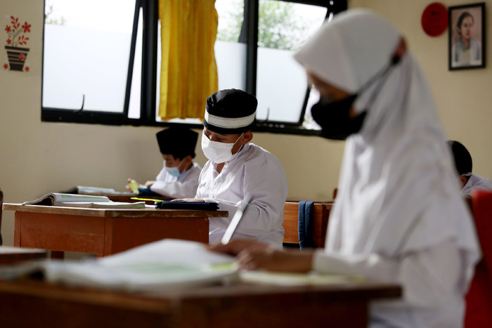 Suasana murid kelas IV mengikuti kegiatan belajar tatap muka dan online di rumah, di SDN Pondok Labu 14 Pagi, Cilandak, Jakarta Selatan, Jumat (4/6/2021).