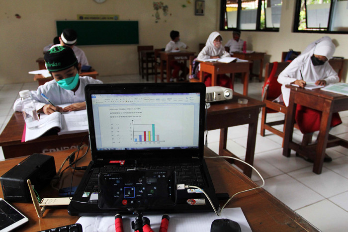 Suasana murid kelas IV mengikuti kegiatan belajar tatap muka dan online di rumah, di SDN Pondok Labu 14 Pagi, Cilandak, Jakarta Selatan, Jumat (4/6/2021).
