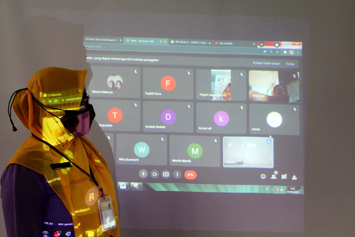 Suasana murid kelas IV mengikuti kegiatan belajar tatap muka dan online di rumah, di SDN Pondok Labu 14 Pagi, Cilandak, Jakarta Selatan, Jumat (4/6/2021).