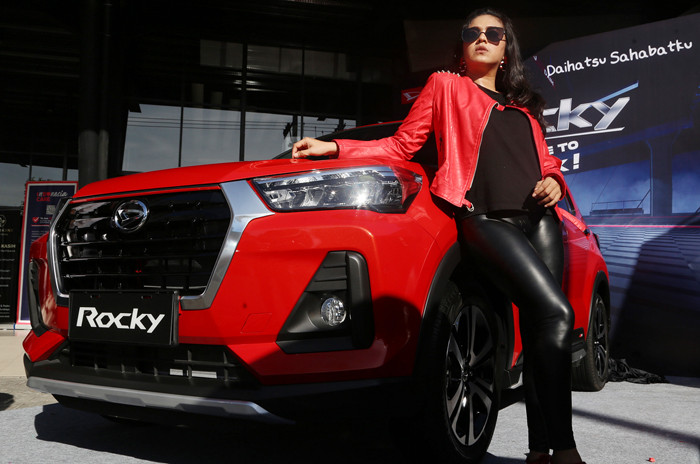 Model berpose disisi unit Daihatsu Rocky saat diperkenalkan secara langsung di kota Surabaya, Jawa Timur, Jumat (4/6/2021).