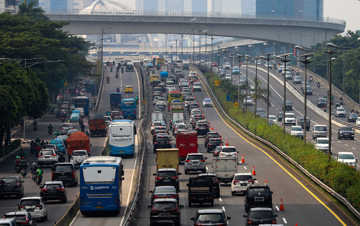 Petugas kembali membuka jalur yang dipakai untuk sistem contraflow di Jalan Jenderal Gatot Subroto, Jakarta, Jumat (4/6/2021).