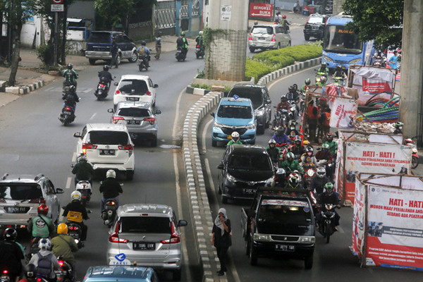 Kendaraan terjebak kemacetan saat melintas di Jalan Kapten Tendean, Mampang Prapatan, Jakarta, Jumat (4/6/2021).