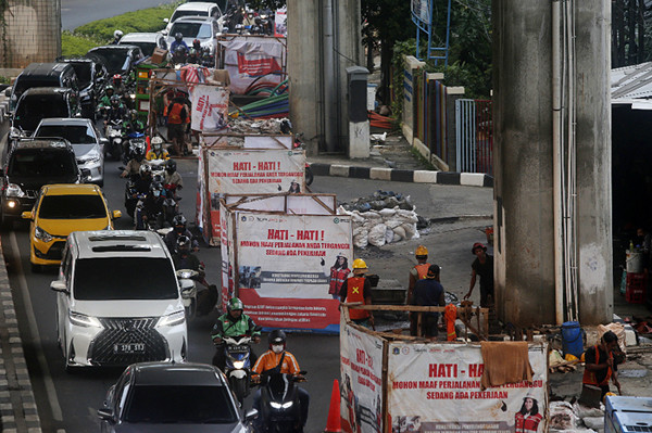 Kendaraan terjebak kemacetan saat melintas di Jalan Kapten Tendean, Mampang Prapatan, Jakarta, Jumat (4/6/2021).