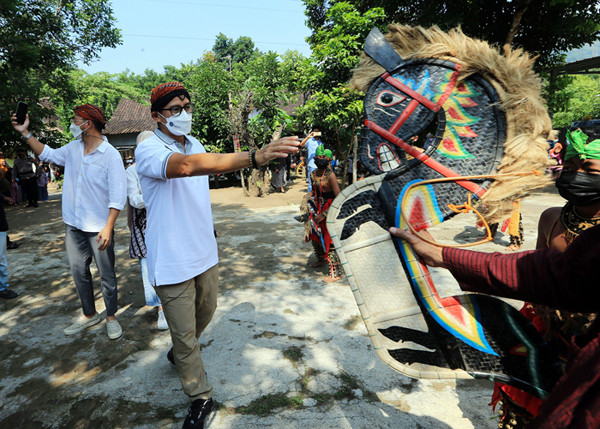 Menparekraf Sandiaga Salahudin Uno saat berkunjung ke desa wisata, Desa Candirejo, Kabupaten Magelang, Jawa Tengah, Jumat (4/6/2021).