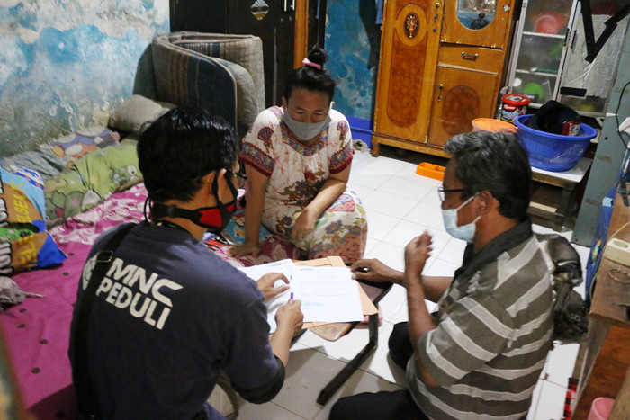 Sugeng, seorang pedagang makanan mendapatkan bantuan berupa gerobak usaha dari MNC Peduli di Kebon Kosong, Kemayoran, Jakarta Pusat, Jumat (4/6/2021).