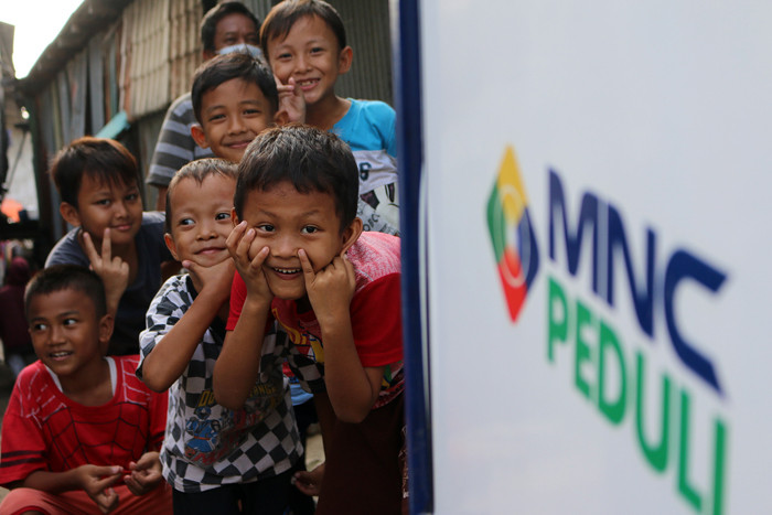 Sugeng, seorang pedagang makanan mendapatkan bantuan berupa gerobak usaha dari MNC Peduli di Kebon Kosong, Kemayoran, Jakarta Pusat, Jumat (4/6/2021).