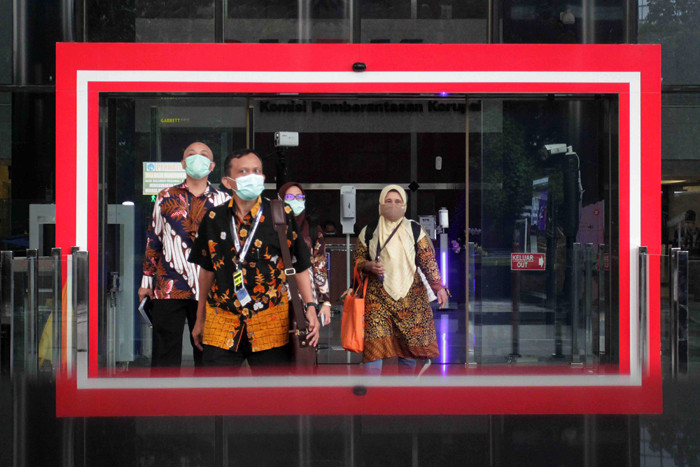 Pegawai KPK berjalan meninggalkan Gedung KPK Merah Putih Kuningan, pada hari ketiga masuk kerja pasca dilantik menjadi ASN di Jakarta, Jumat (4/6/2021).