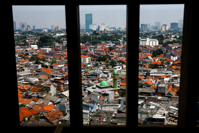 Pemukiman warga terlihat dari ketinggian di kawasan Jakarta Selatan, Jumat (4/6/2021).