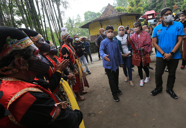 Menparekraf Sandiaga Salahudin Uno mengunjungi Desa Wisata Pentingsari, Sleman,  D.I Yogyakarta, Sabtu (5/6/2021).