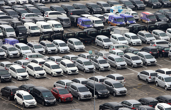 Terlihat deretan mobil terparkir disalah satu Pusat Perbelanjaan di Kota Bekasi, Jawa Barat, Sabtu (5/6/2021).