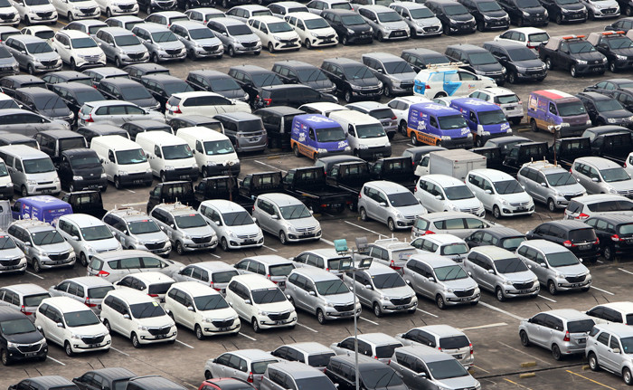 Terlihat deretan mobil terparkir disalah satu Pusat Perbelanjaan di Kota Bekasi, Jawa Barat, Sabtu (5/6/2021).