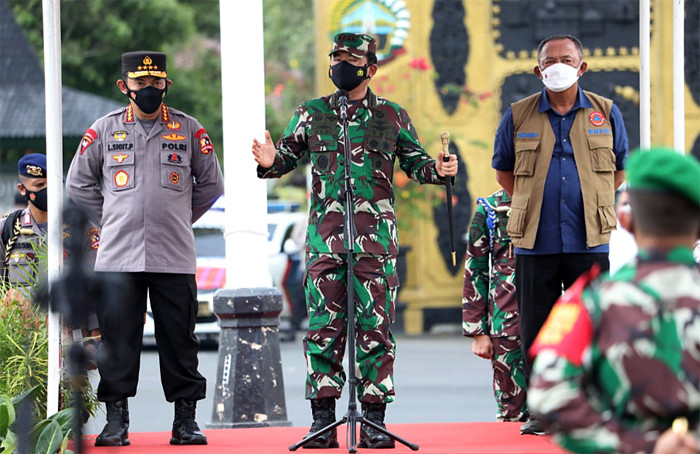 Apel gelar pasukan penebalan Satgas Covid-19 di alun-alun pendopo kabupaten Blora, Jawa Tengah, Sabtu (5/6/2021).